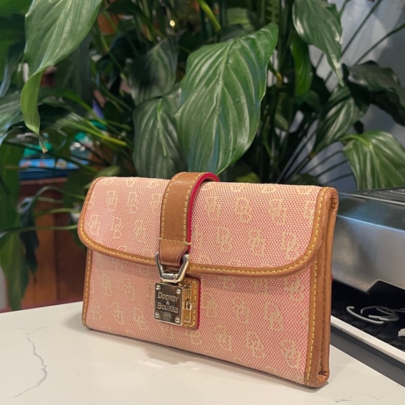 Dooney & Bourke Vintage Clasp Canvas Leather Trim Pink Wallet - Picture 2 of 13